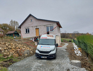 Zateplení stropu rodinného domu pomocí foukané izolace